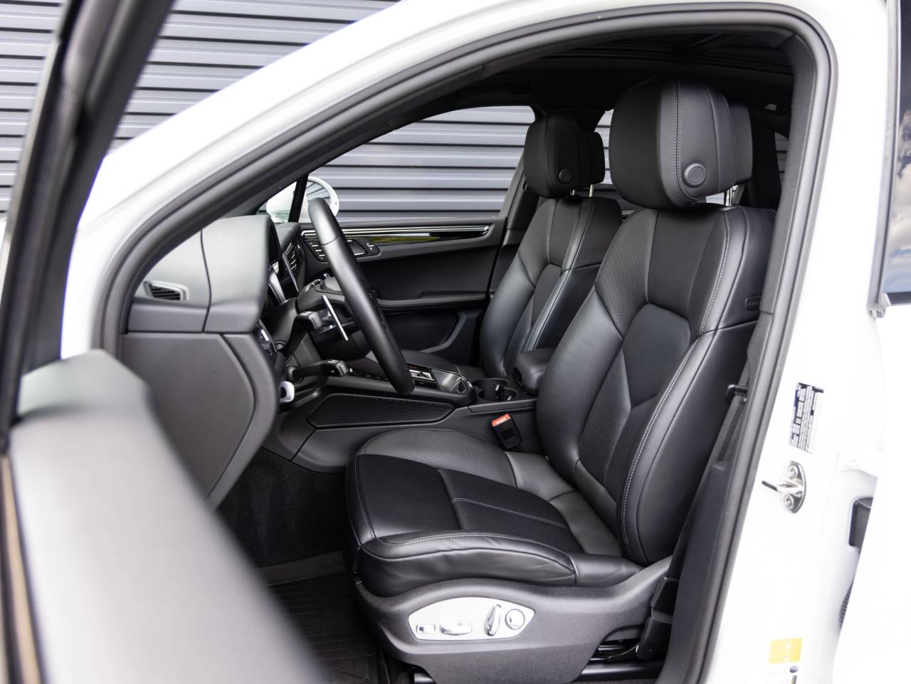 2025 Porsche Macan AWD