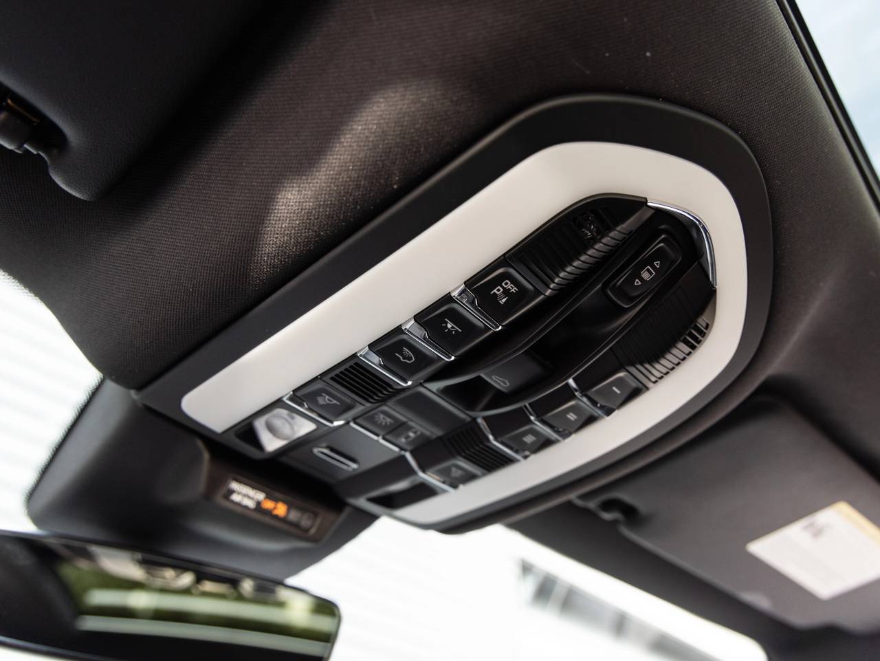 2025 Porsche Macan AWD