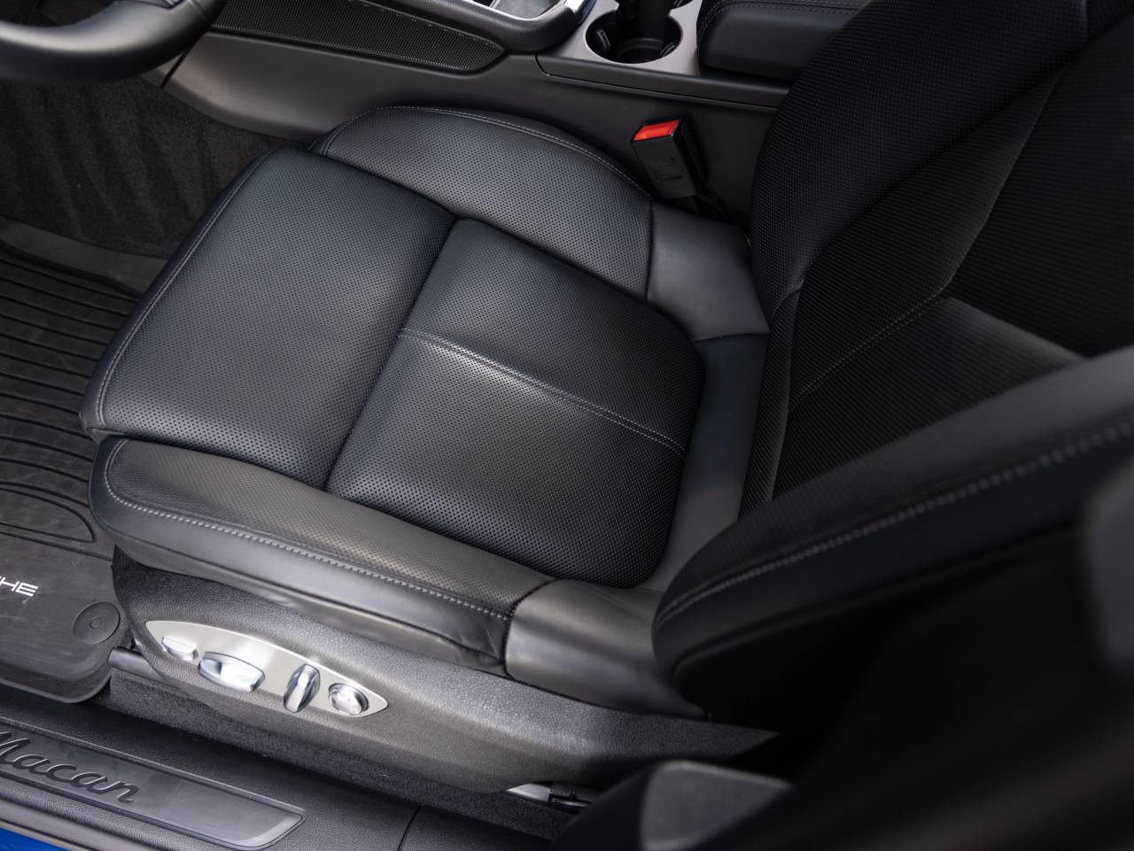 2025 Porsche Macan AWD