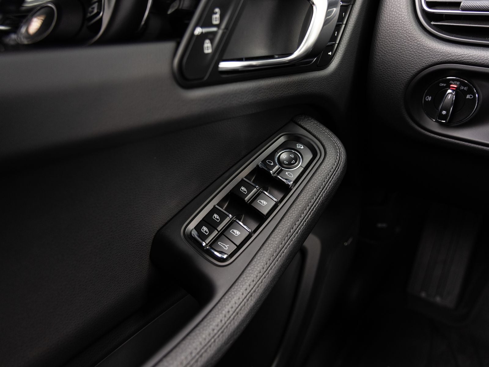 2025 Porsche Macan AWD