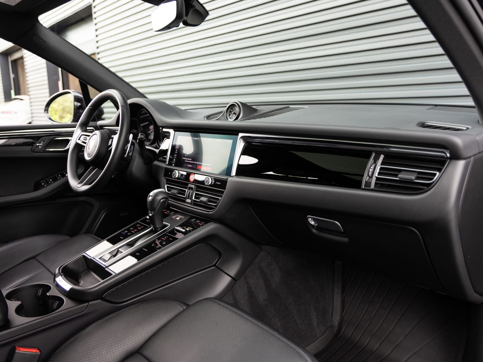 2025 Porsche Macan AWD