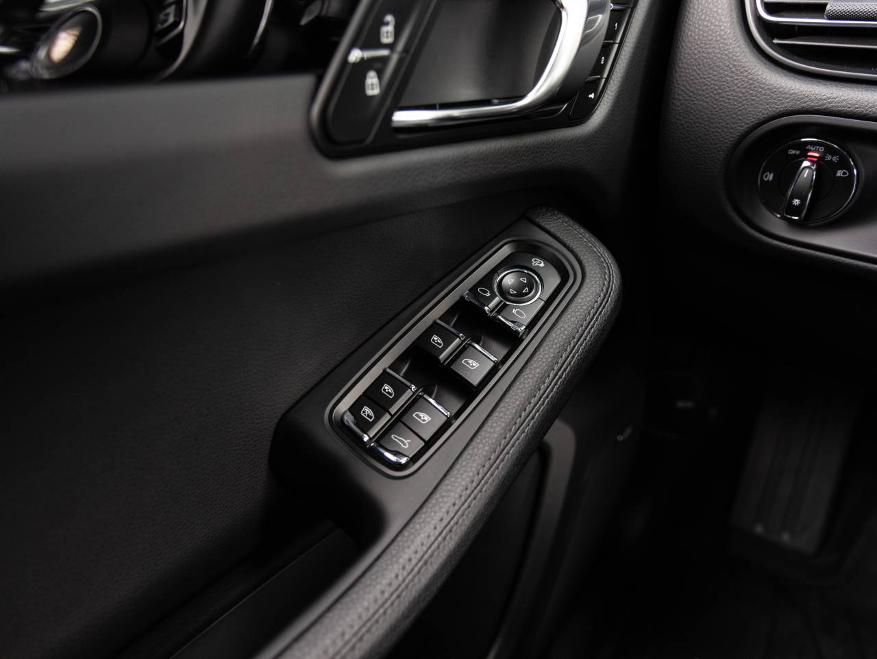 2025 Porsche Macan AWD