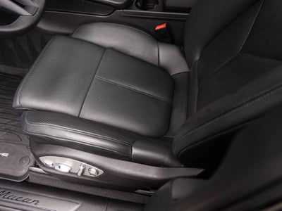 2025 Porsche Macan AWD