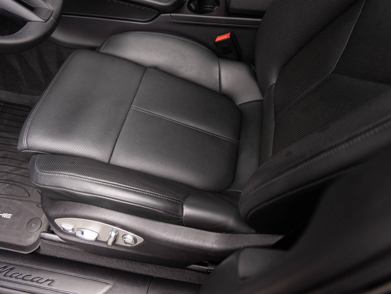 2025 Porsche Macan AWD