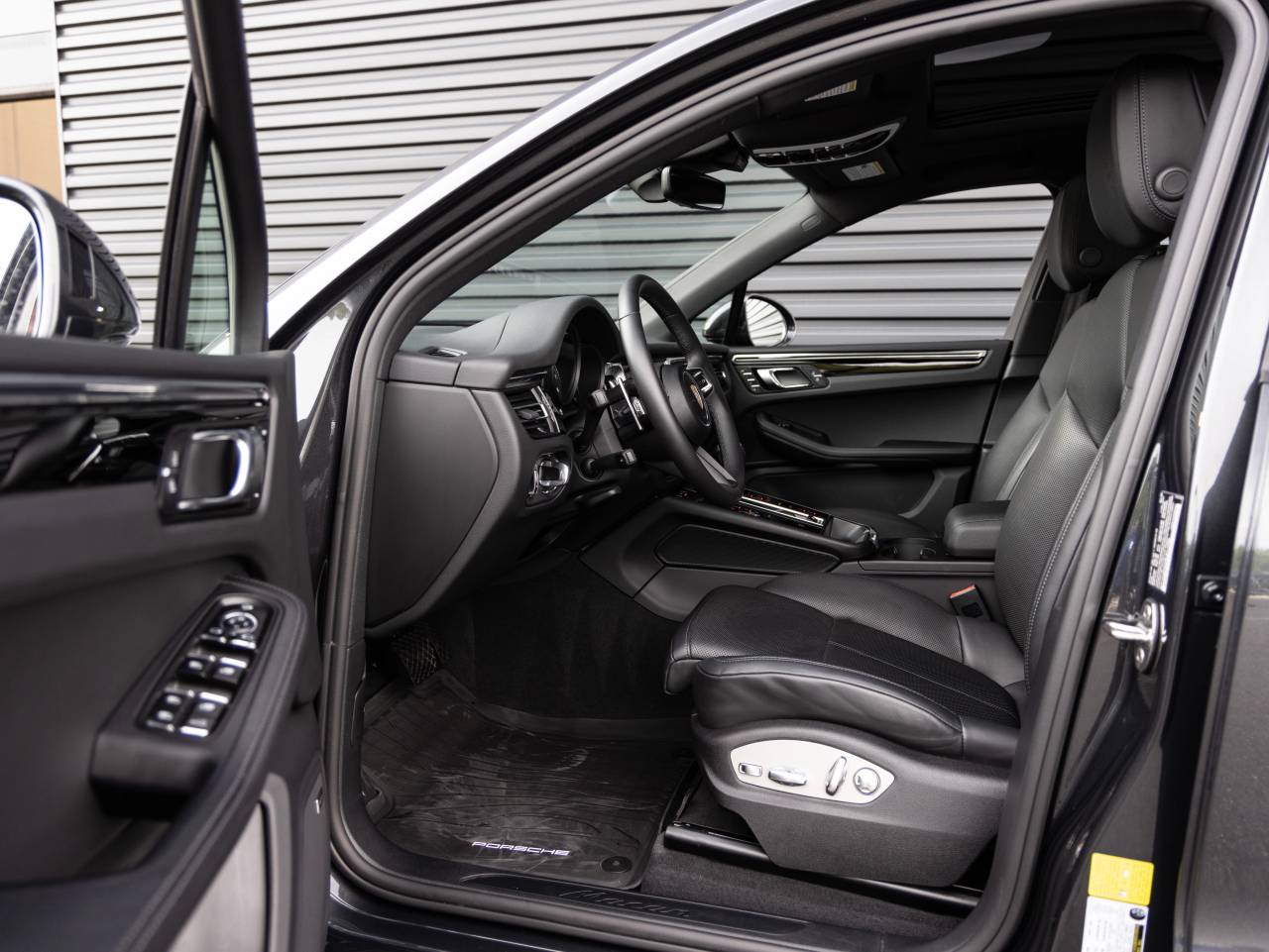 2025 Porsche Macan AWD