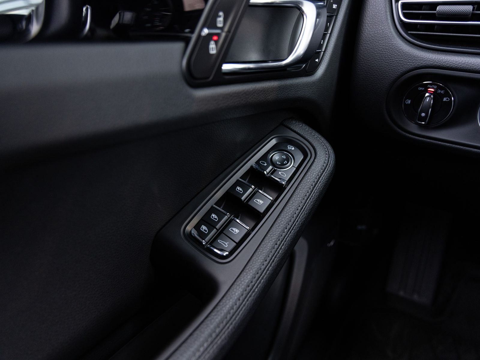 2025 Porsche Macan AWD