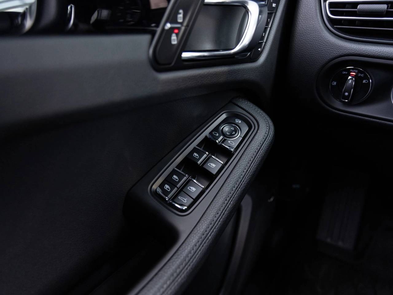 2025 Porsche Macan AWD