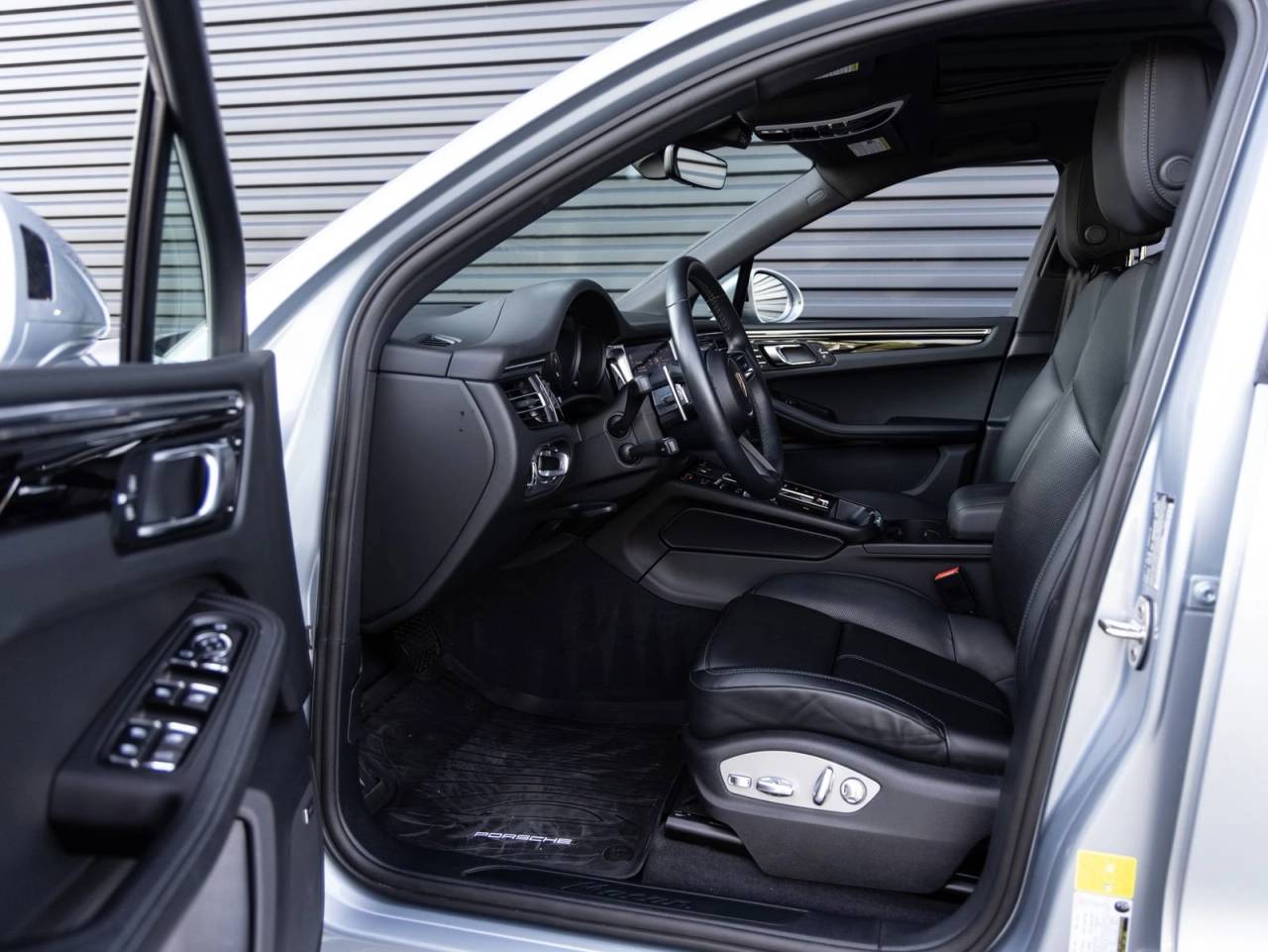 2025 Porsche Macan AWD