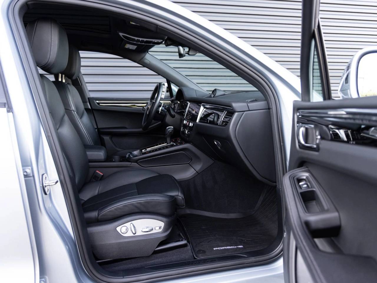 2025 Porsche Macan AWD