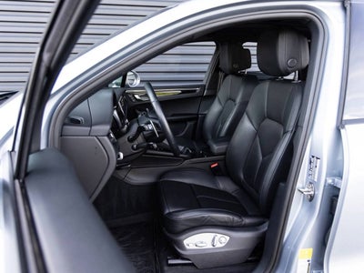 2025 Porsche Macan AWD