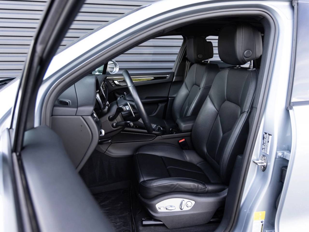 2025 Porsche Macan AWD