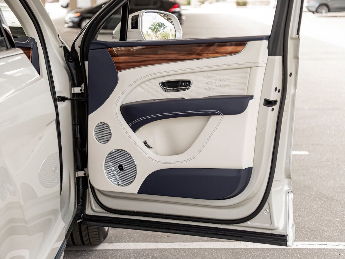 2023 Bentley Bentayga EWB Azure V8 Base