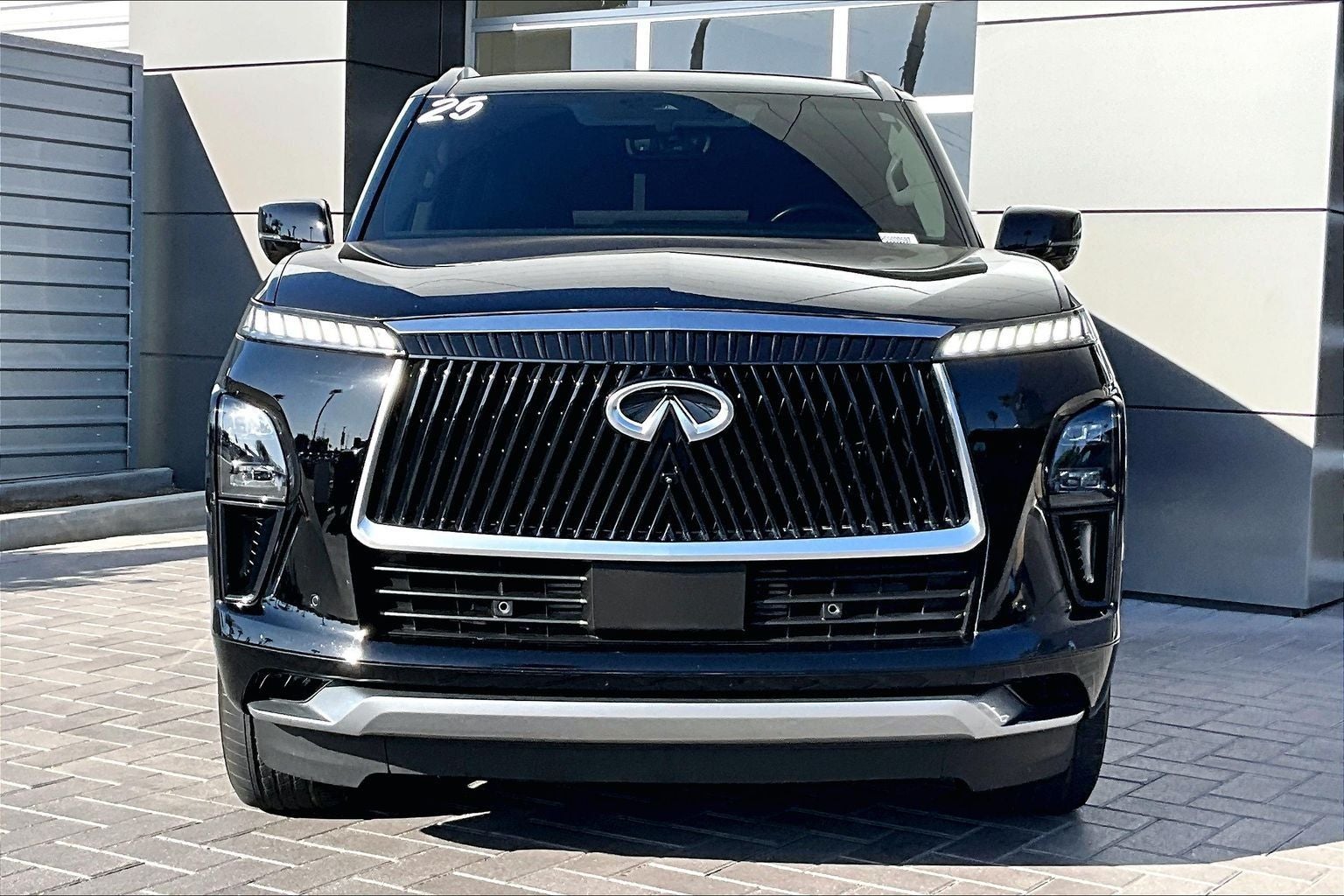 2025 INFINITI QX80 LUXE