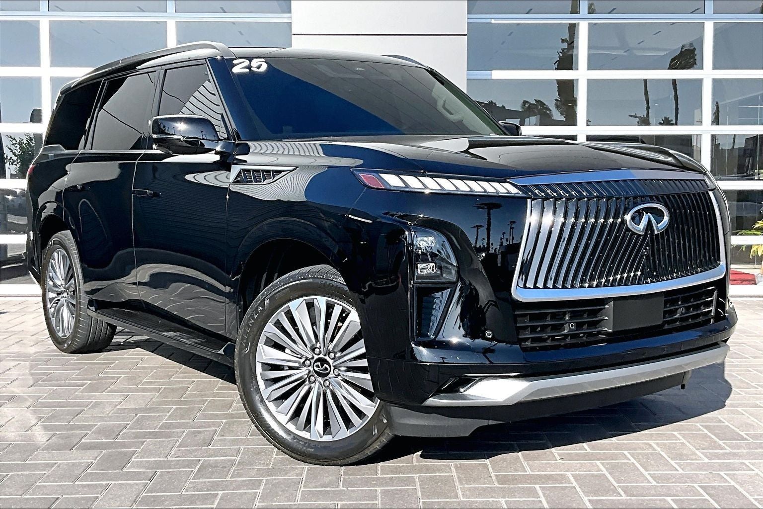 2025 INFINITI QX80 LUXE