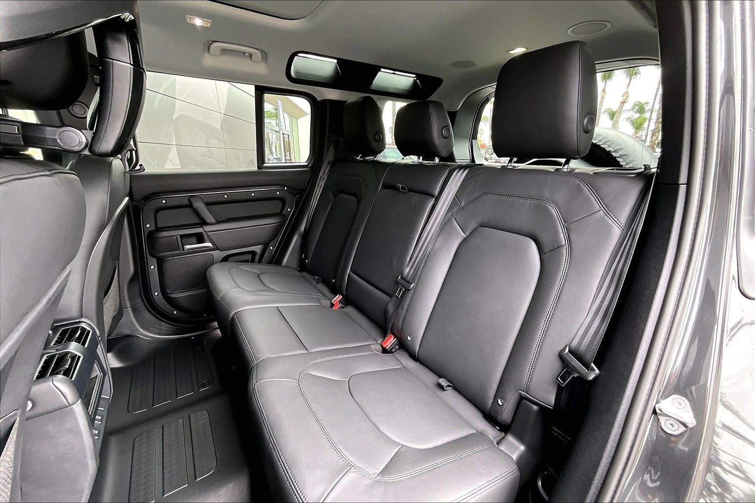 2026 Land Rover Defender 110 X-Dynamic SE