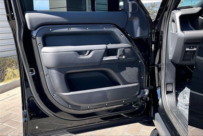 2025 Land Rover Defender 110 X-Dynamic SE
