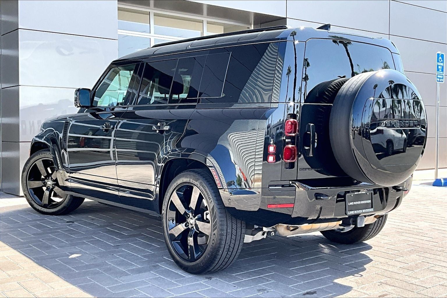 2025 Land Rover Defender 110 X-Dynamic SE