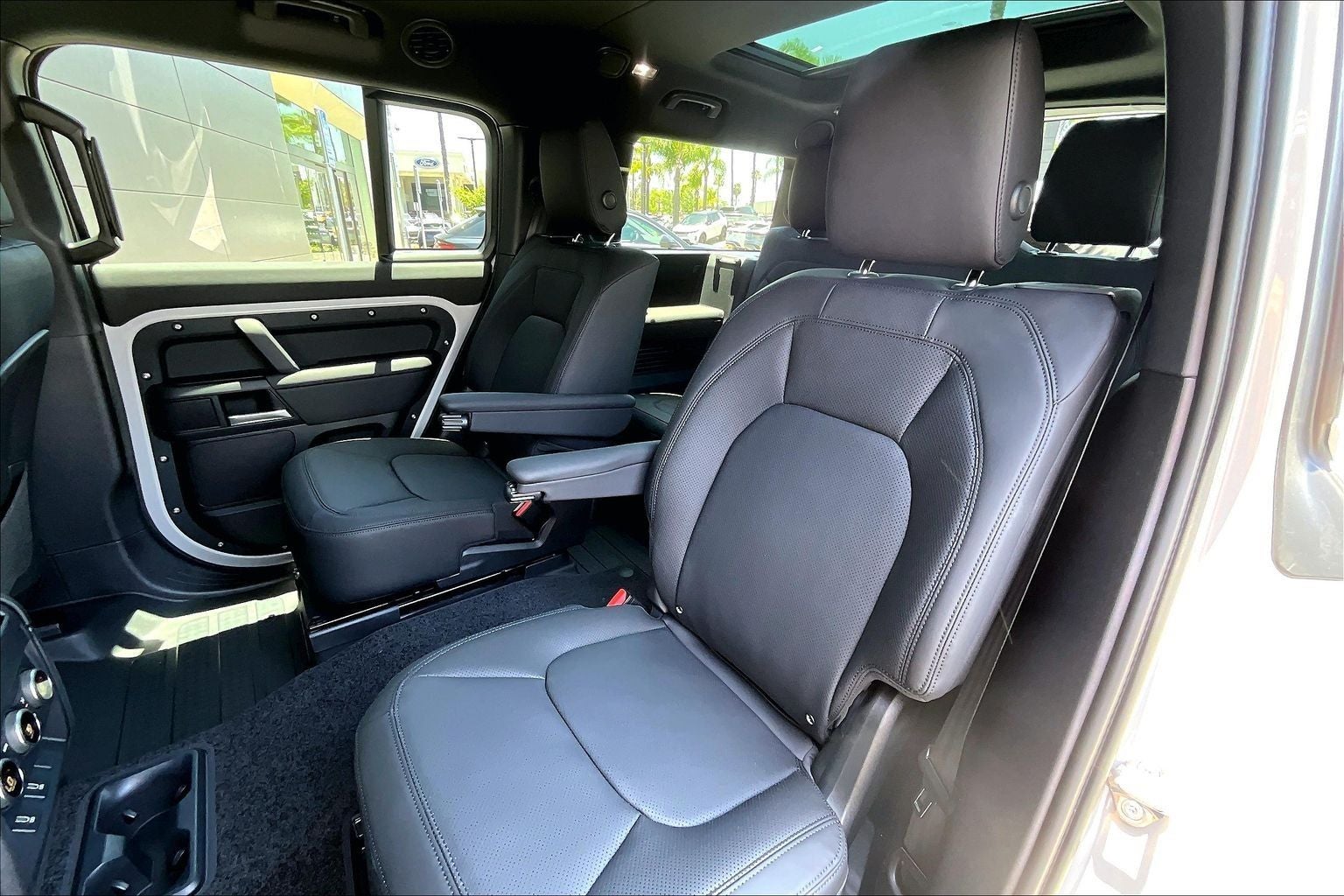 2026 Land Rover Defender 130 X-Dynamic SE