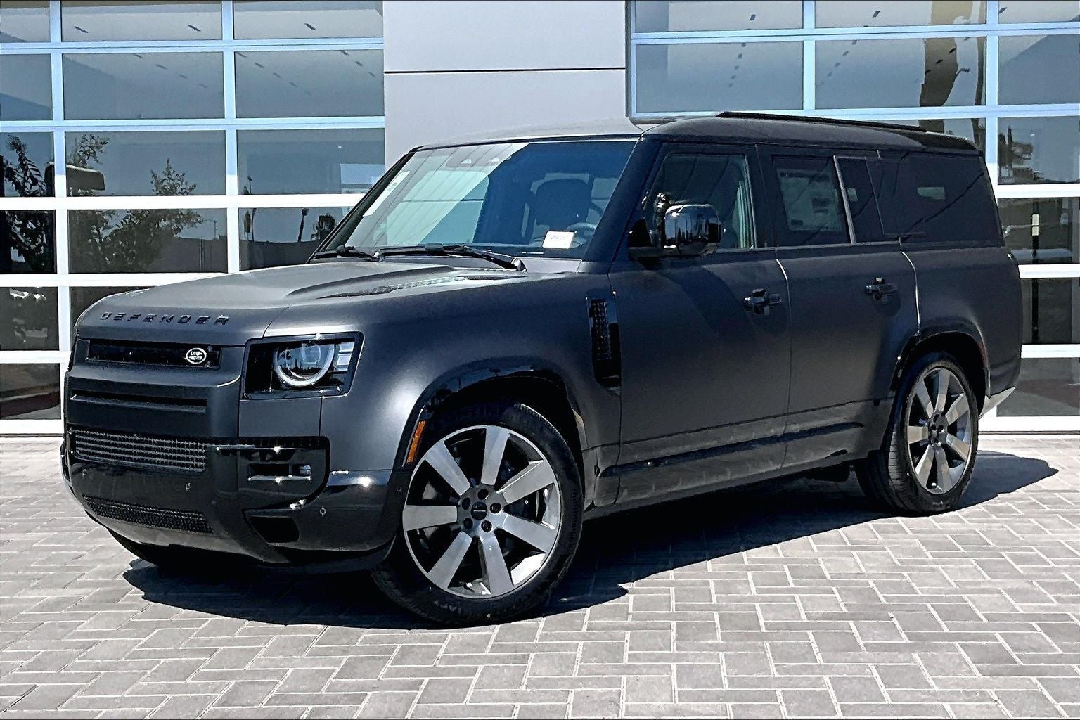 2026 Land Rover Defender 130 X-Dynamic SE