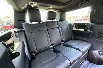 2026 Land Rover Defender 130 X-Dynamic SE