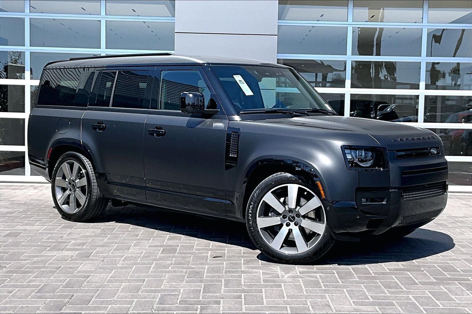 2026 Land Rover Defender 130 X-Dynamic SE