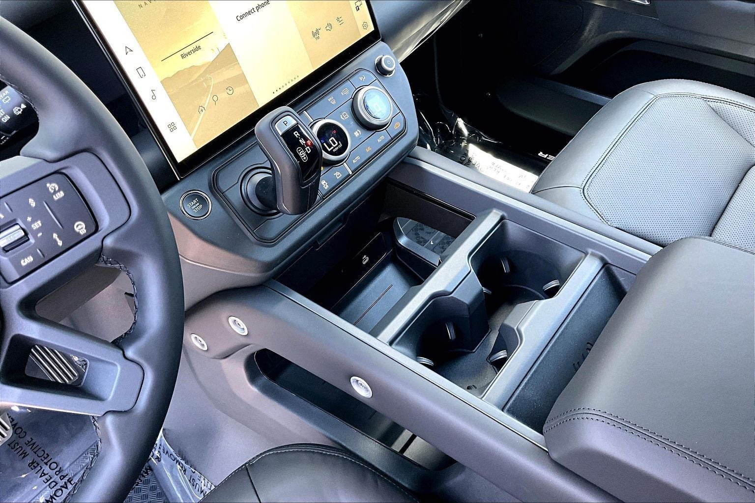 2026 Land Rover Defender 130 X-Dynamic SE
