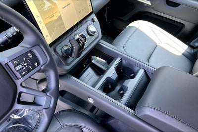 2026 Land Rover Defender 130 X-Dynamic SE