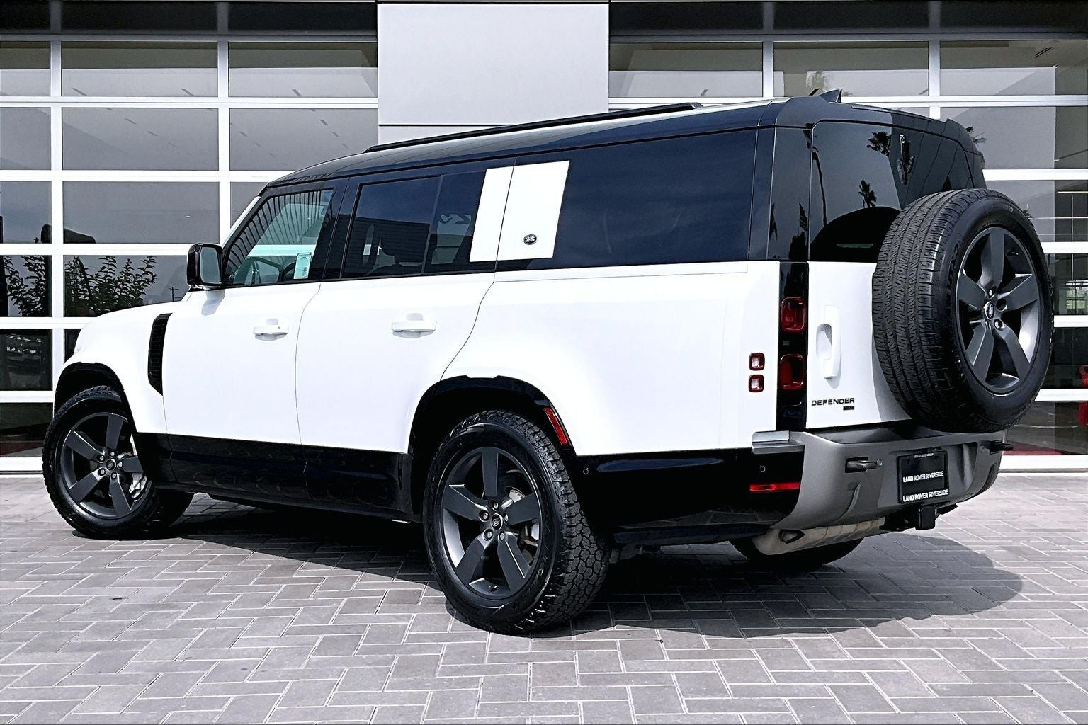 2023 Land Rover Defender 130 X-Dynamic SE