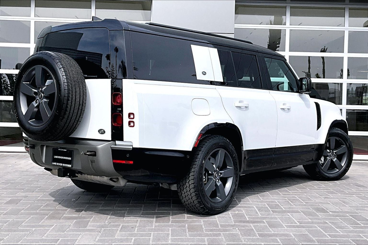 2023 Land Rover Defender 130 X-Dynamic SE