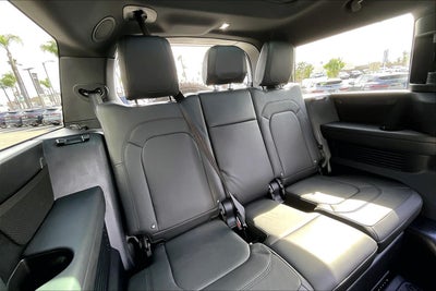 2023 Land Rover Defender 130 X-Dynamic SE