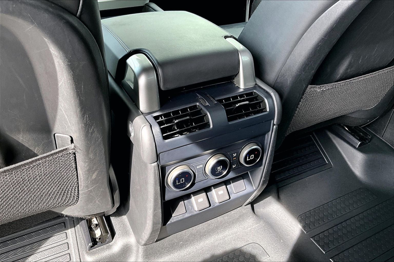 2023 Land Rover Defender 130 X-Dynamic SE