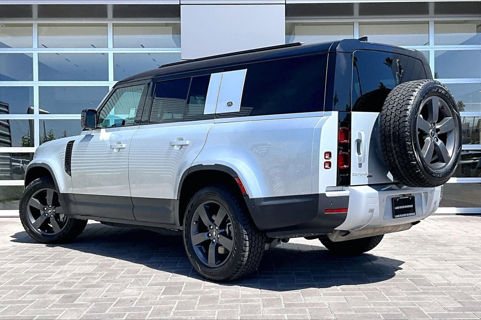 2023 Land Rover Defender 130 SE
