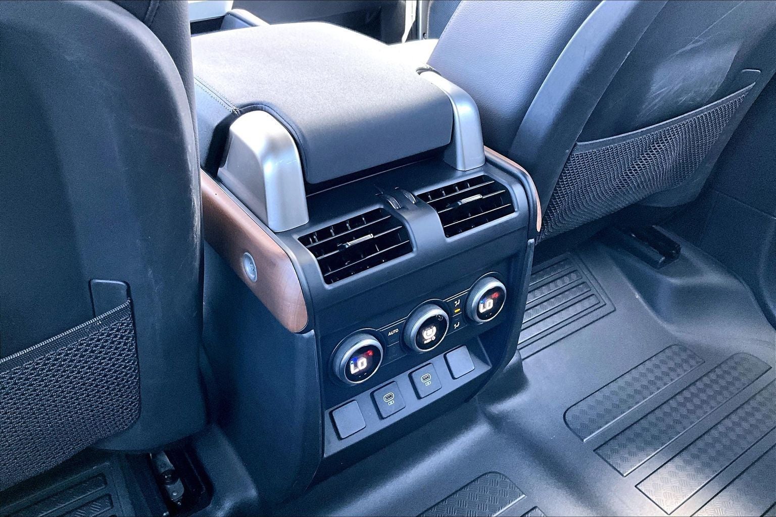 2023 Land Rover Defender 130 SE