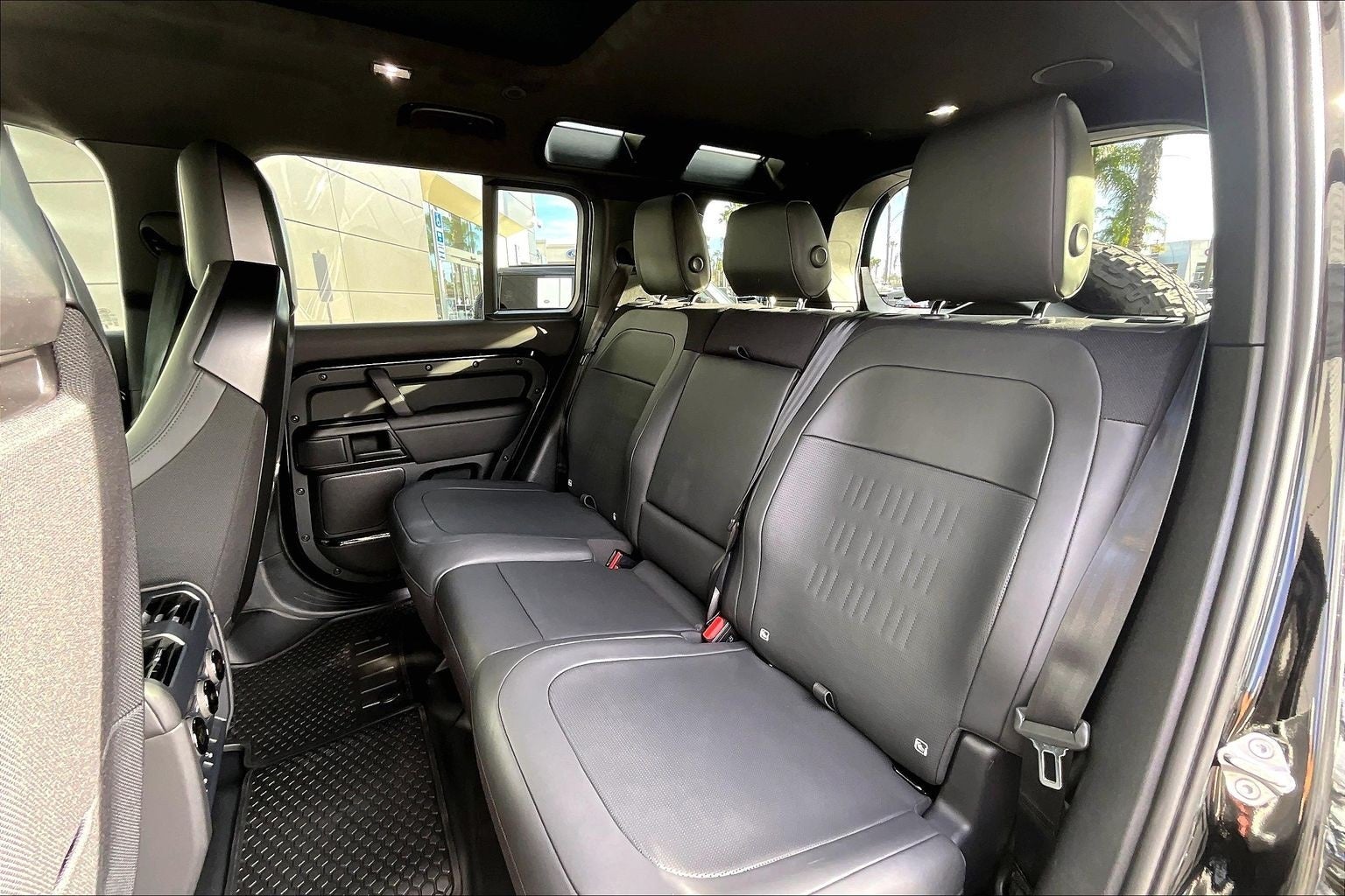 2026 Land Rover Defender 110 OCTA Black Edition