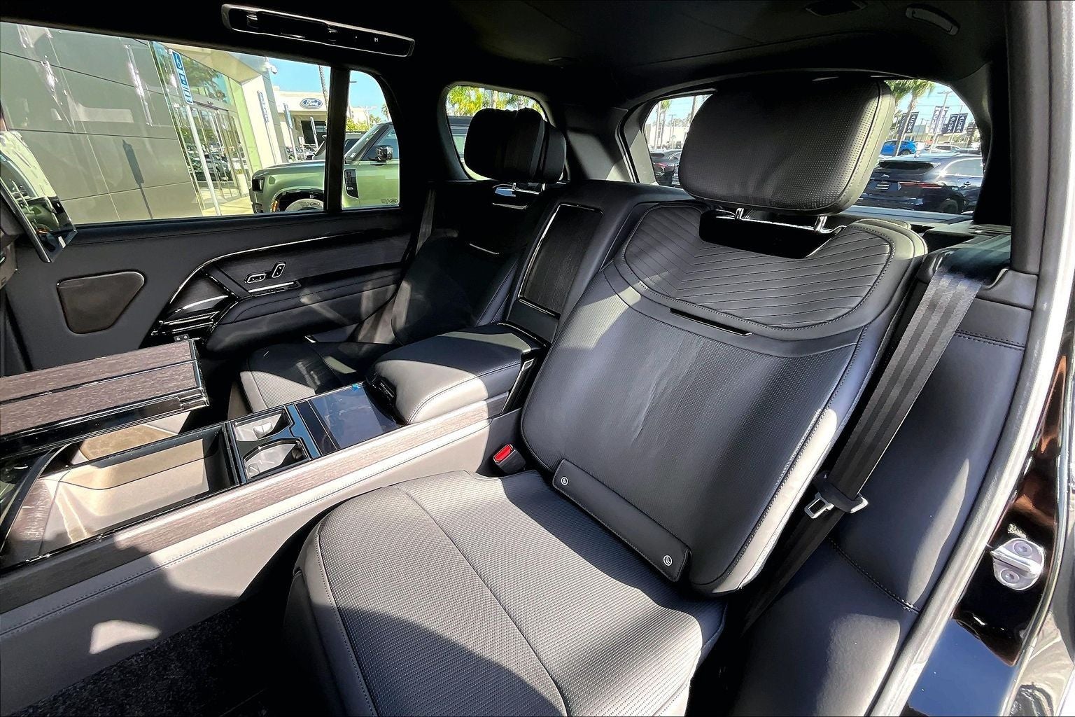 2026 Land Rover Range Rover SV LWB BLACK EDITION