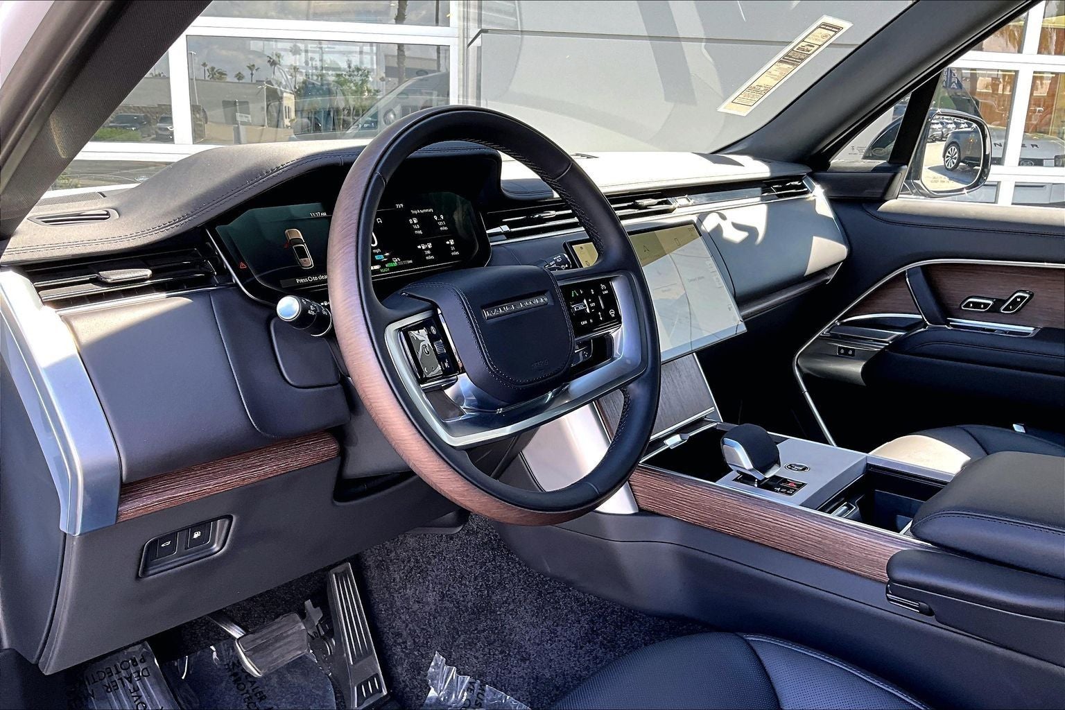 2025 Land Rover Range Rover Plug-In Hybrid SE