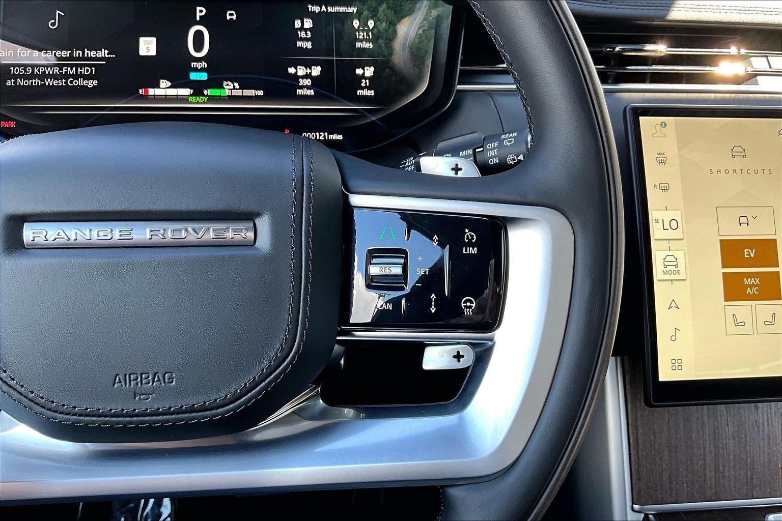 2025 Land Rover Range Rover Plug-In Hybrid SE