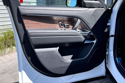 2025 Land Rover Range Rover Plug-In Hybrid SE