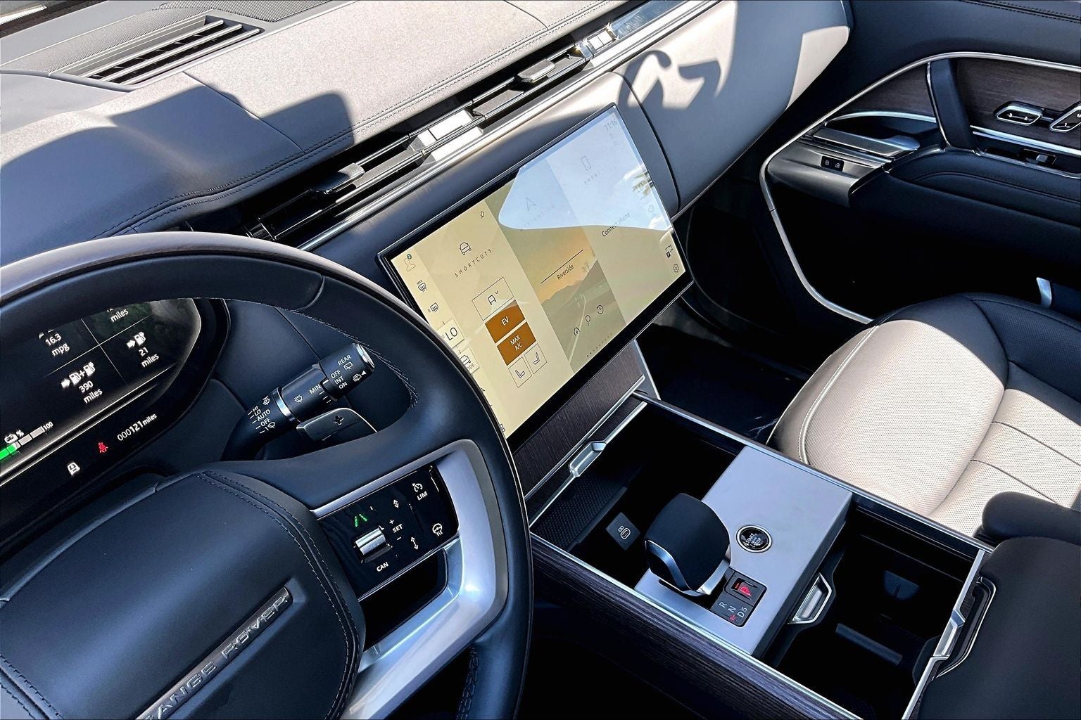 2025 Land Rover Range Rover Plug-In Hybrid SE