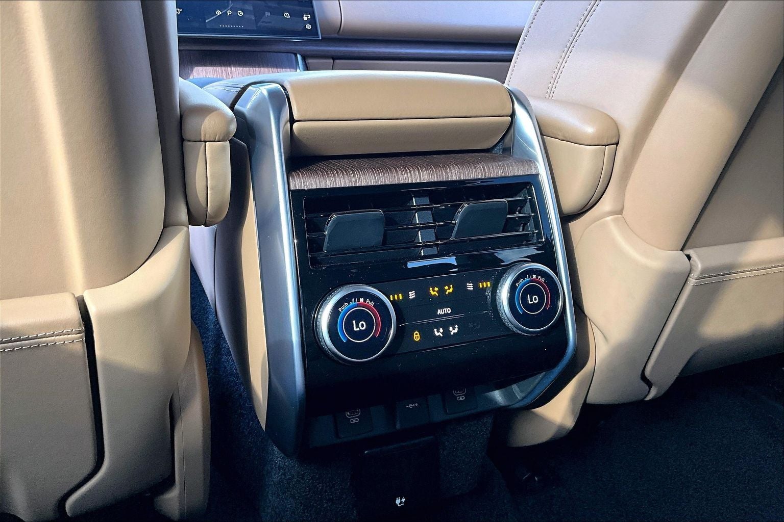 2025 Land Rover Range Rover SE LWB