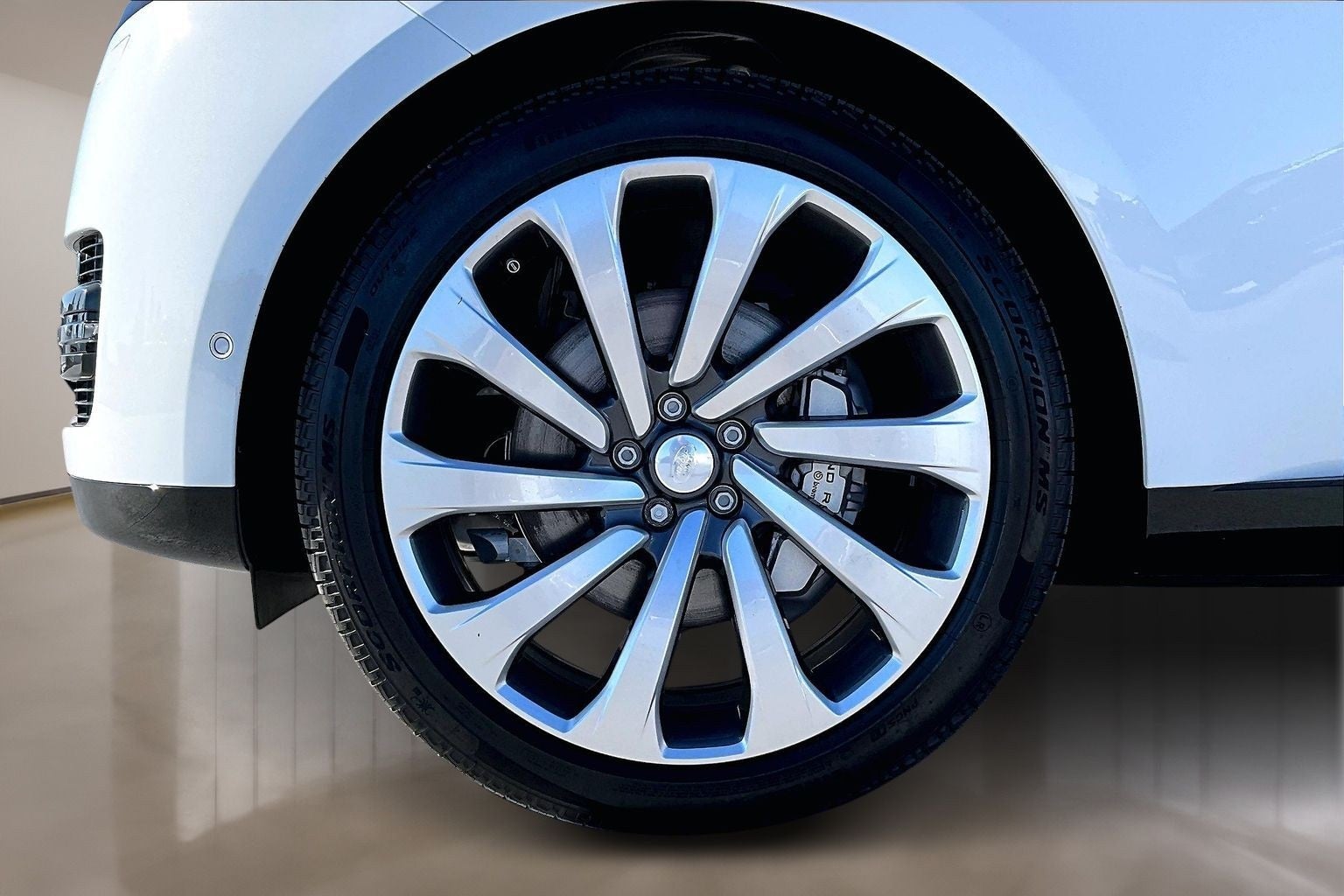 2025 Land Rover Range Rover SE LWB