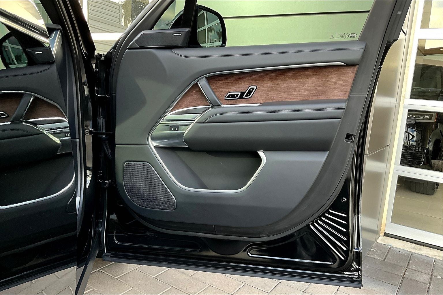 2025 Land Rover Range Rover SE LWB