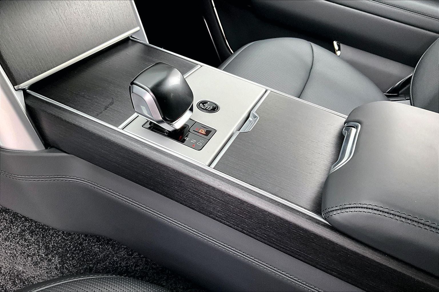 2026 Land Rover Range Rover SV