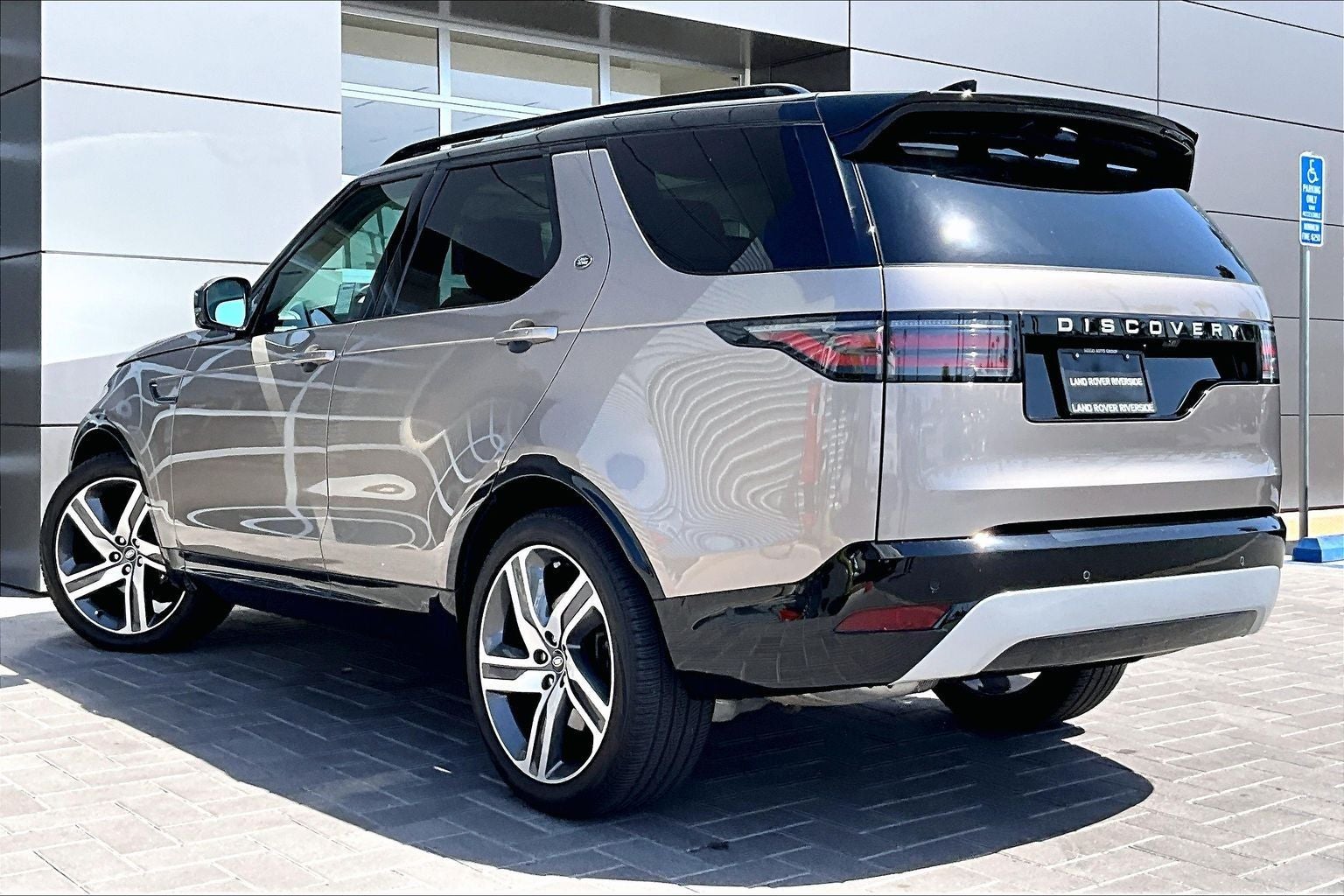 2025 Land Rover Discovery Metropolitan Edition