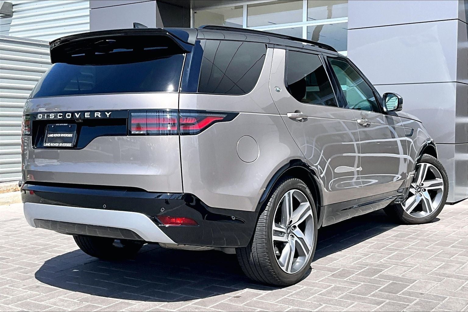 2025 Land Rover Discovery Metropolitan Edition