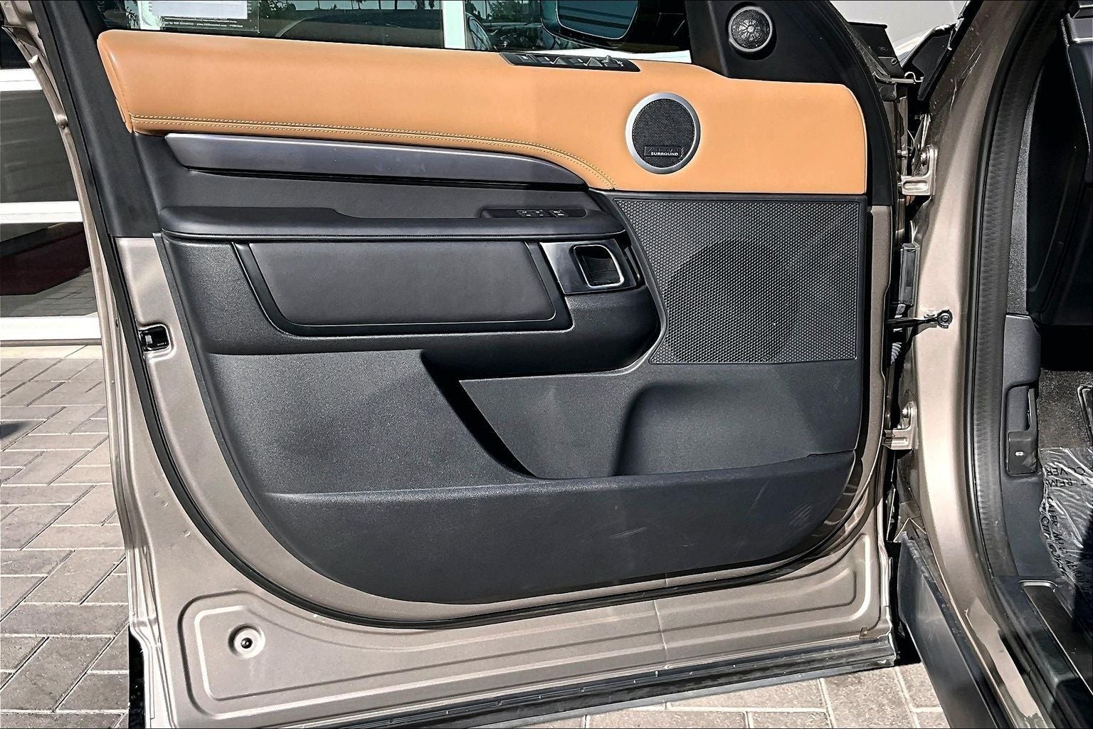 2025 Land Rover Discovery Metropolitan Edition