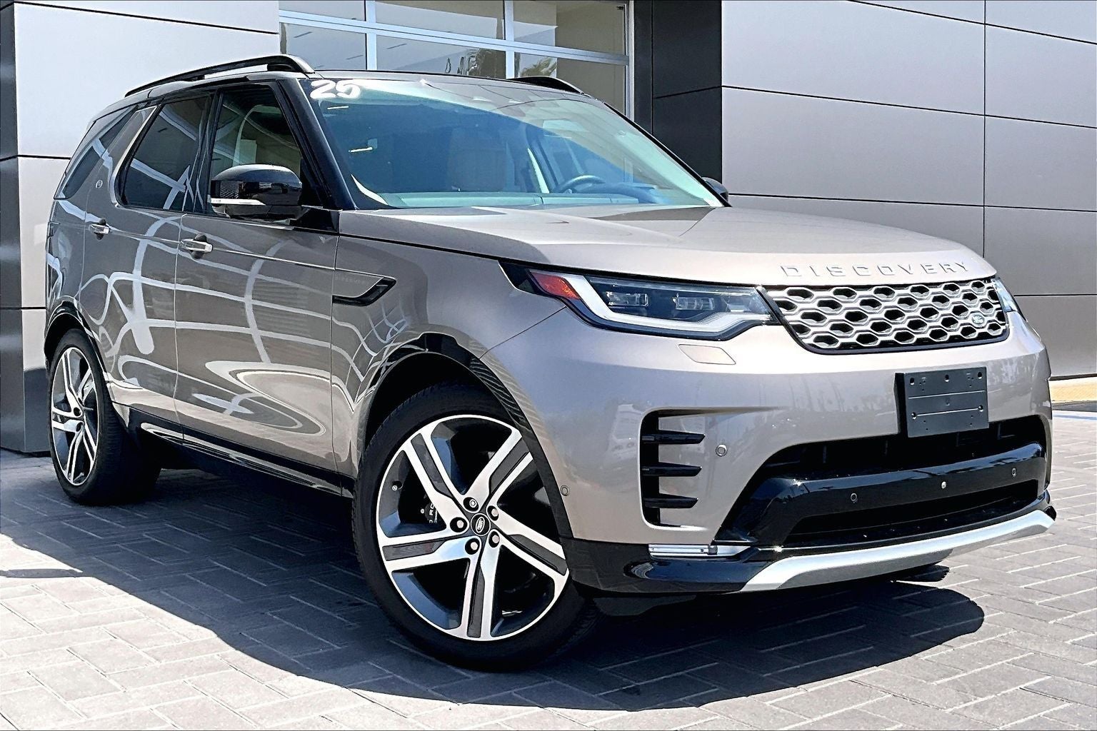 2025 Land Rover Discovery Metropolitan Edition