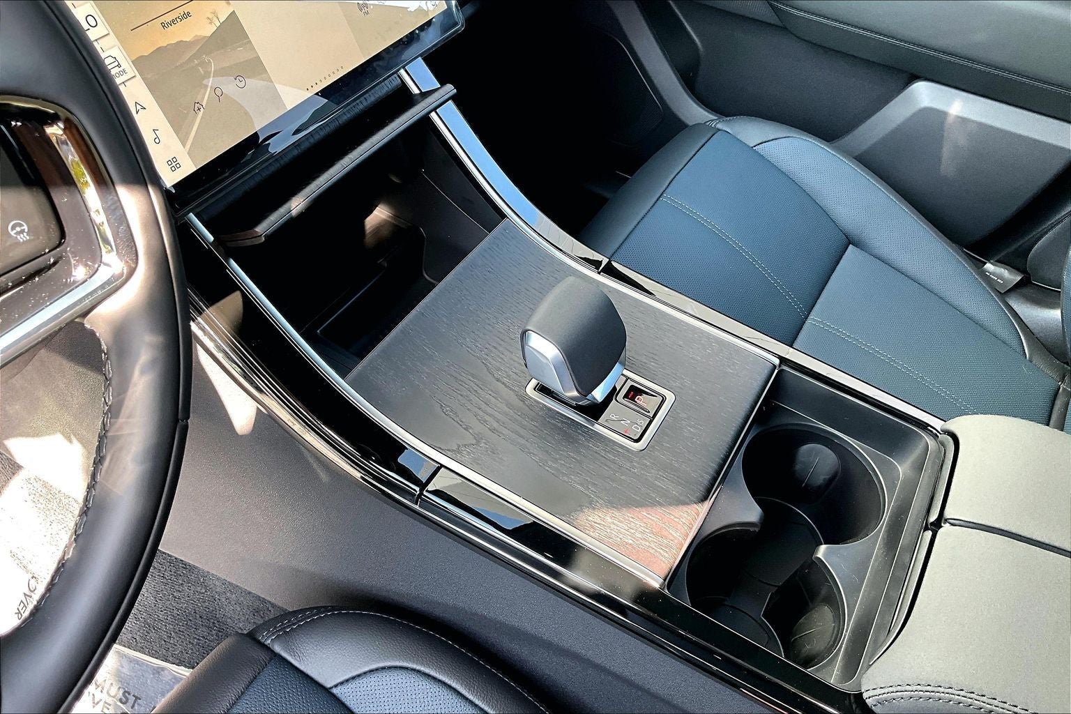 2026 Land Rover Range Rover Velar Dynamic SE