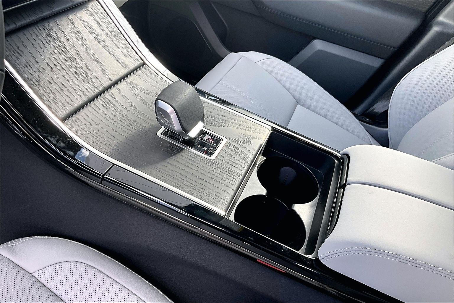 2026 Land Rover Range Rover Velar Dynamic SE