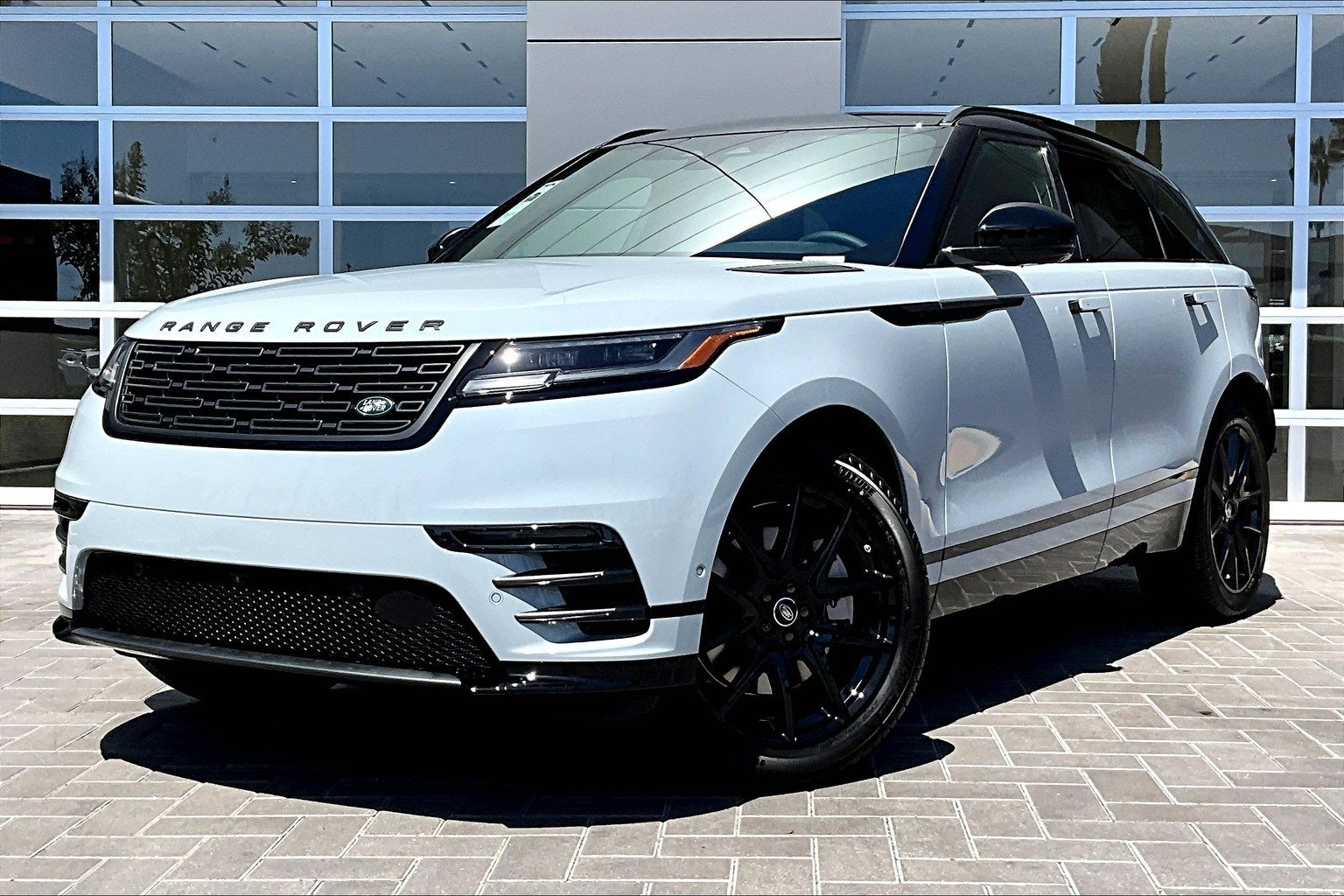 2026 Land Rover Range Rover Velar Dynamic SE